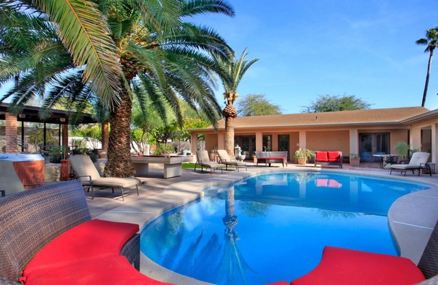 Check Out December Rates !! 8 Bedroom, 5.5 Bath Mini Scottsdale Fun Resort