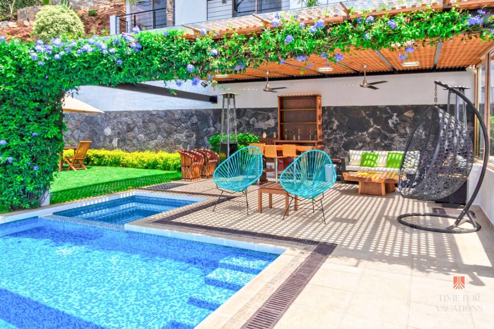 El Santuario House | NEW Lakeview Heated Pool & Whirlpool Trampoline
