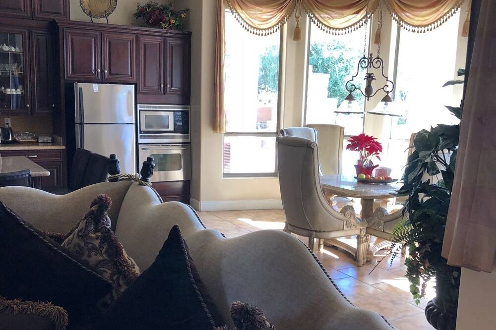Photo of Livingroom in La Paz At Desert Springs