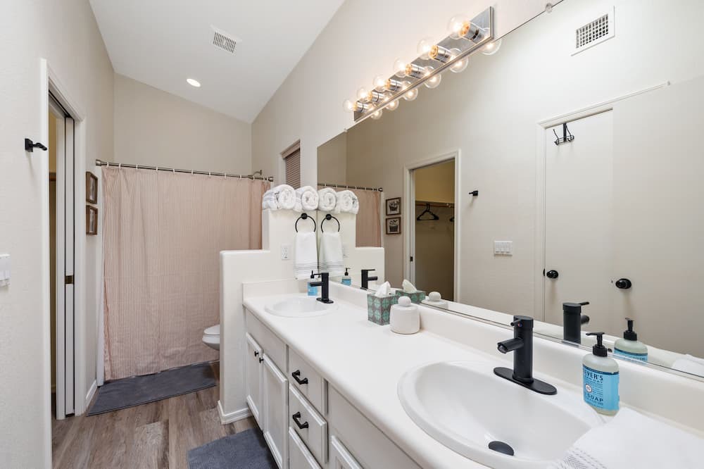 Photo of Bathroom in Arrowhead Sunrise