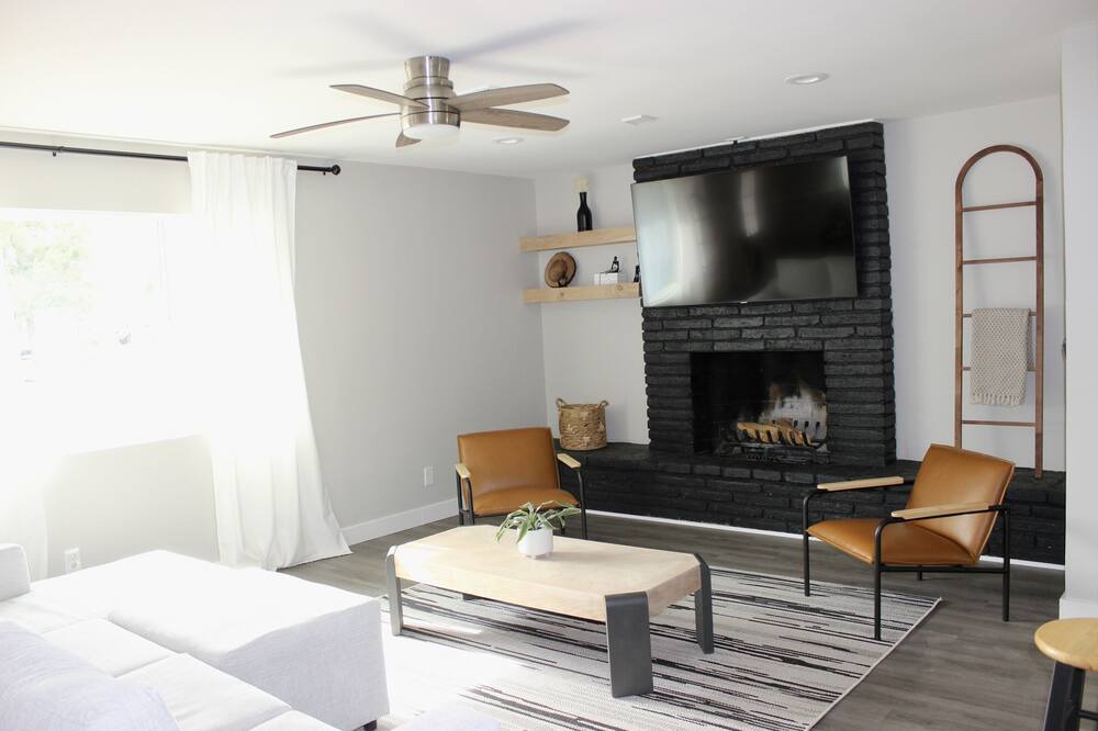 Photo of Livingroom in Papago Parkway