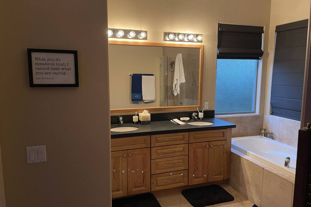 Photo of Bathroom in Desert Paradise Estates