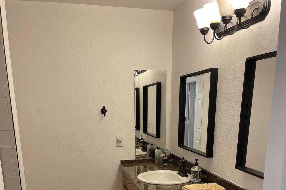 Photo of Bathroom in Desert Paradise Estates