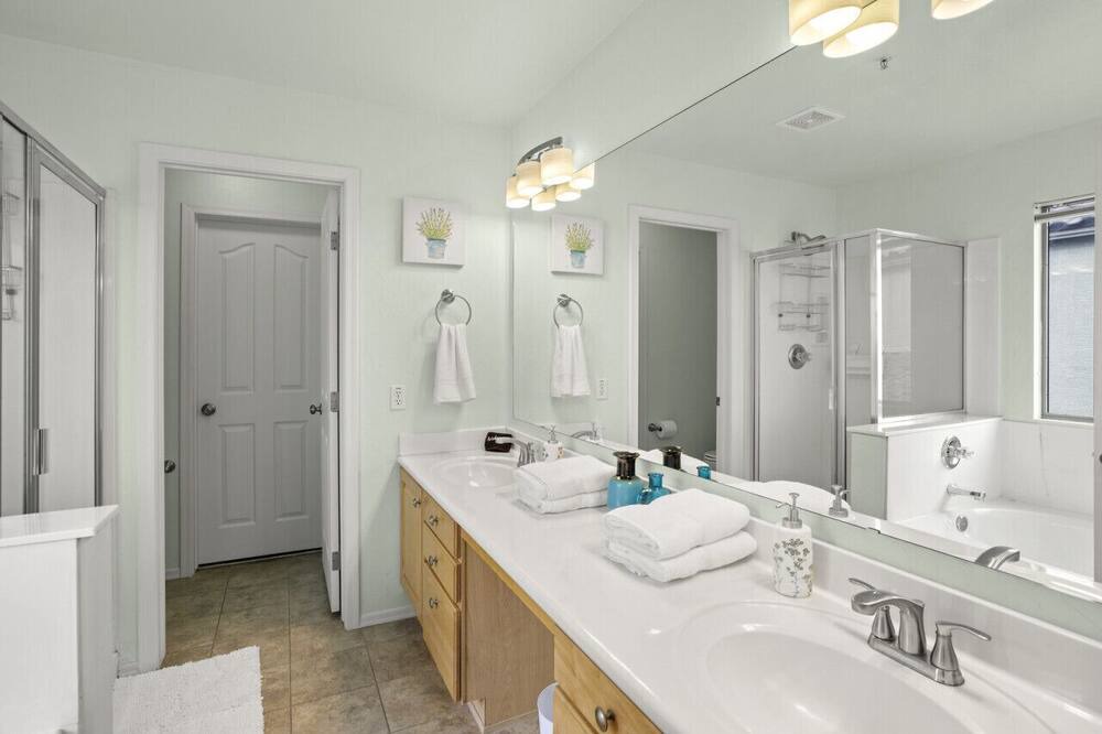 Photo of Bathroom in Pinnacle Reserve East