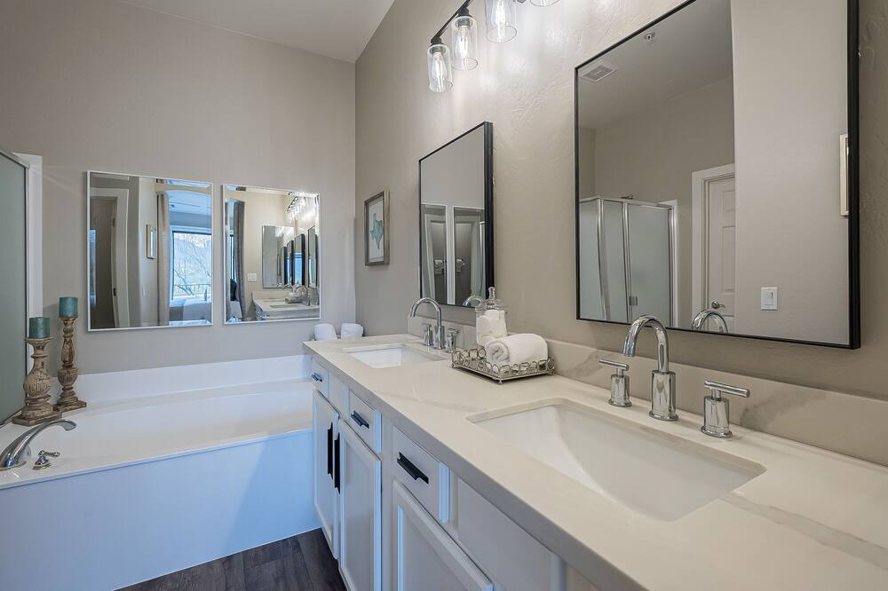 Photo of Bathroom in Talon Retreat
