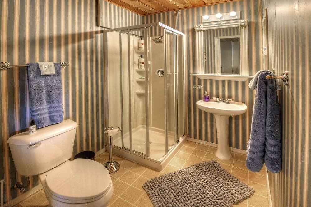 Photo of Bathroom in Summerhaven