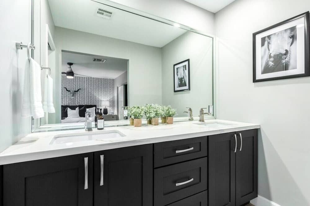 Photo of Bathroom in Raskin Estates