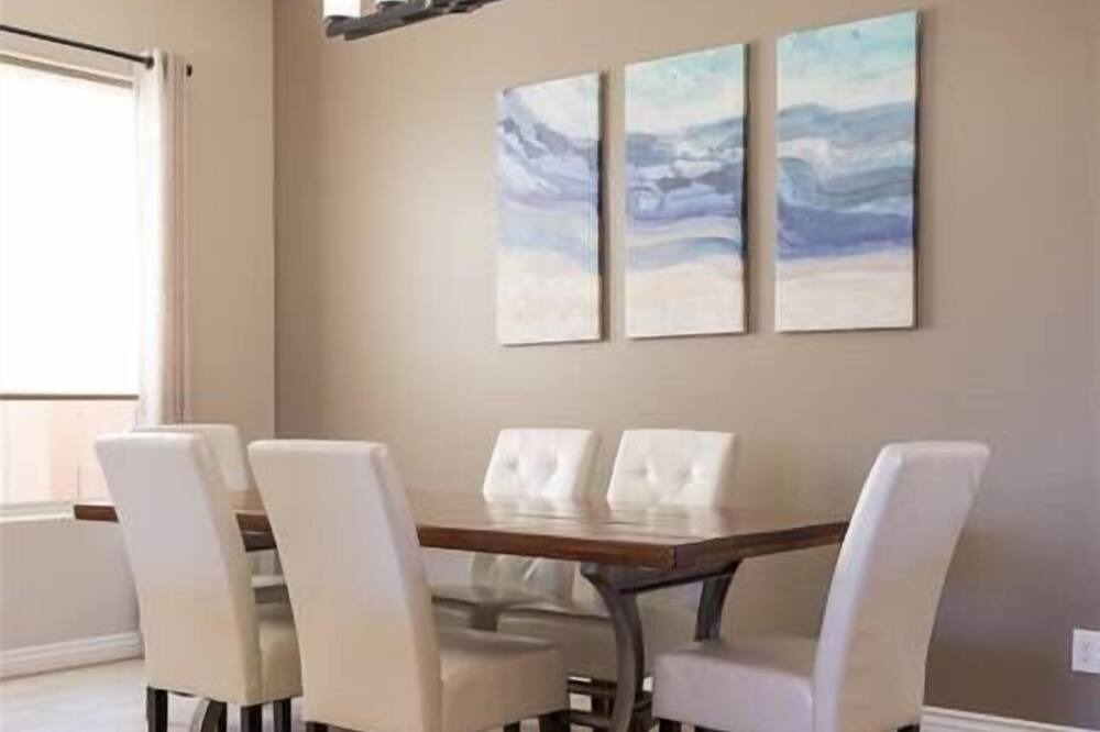 Photo of Livingroom in Surprise Farms