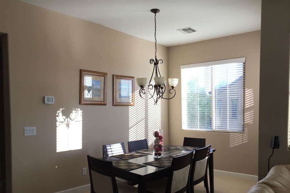 Photo of Livingroom in Talon Retreat