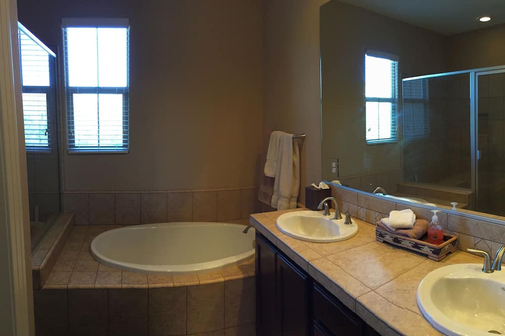 Photo of Bathroom in Talon Retreat