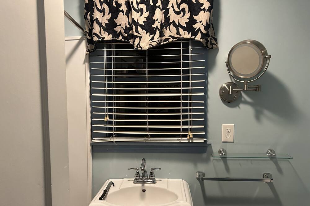 Photo of Bathroom in Sam Hughes