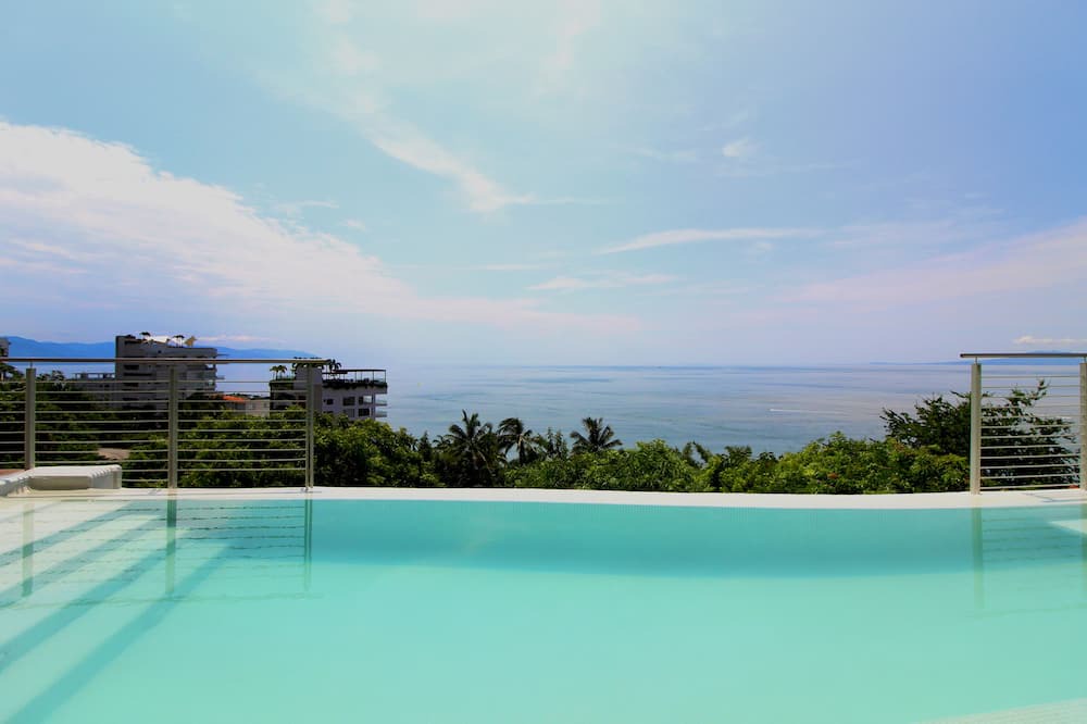 Photo of Outdoor in Romantic Zone
