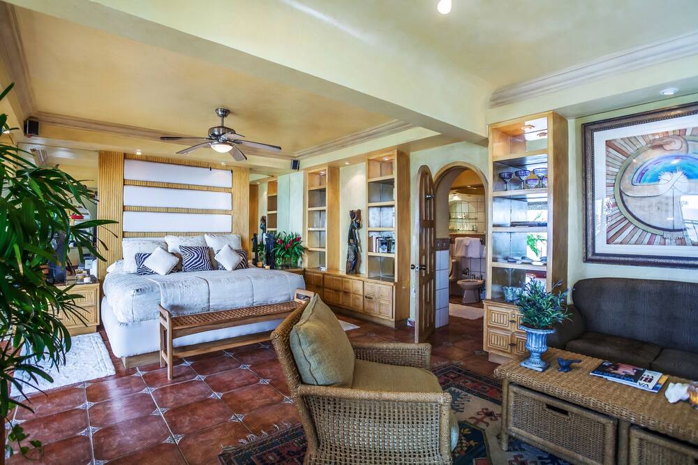 Photo of Livingroom in South Shore Hotel Area