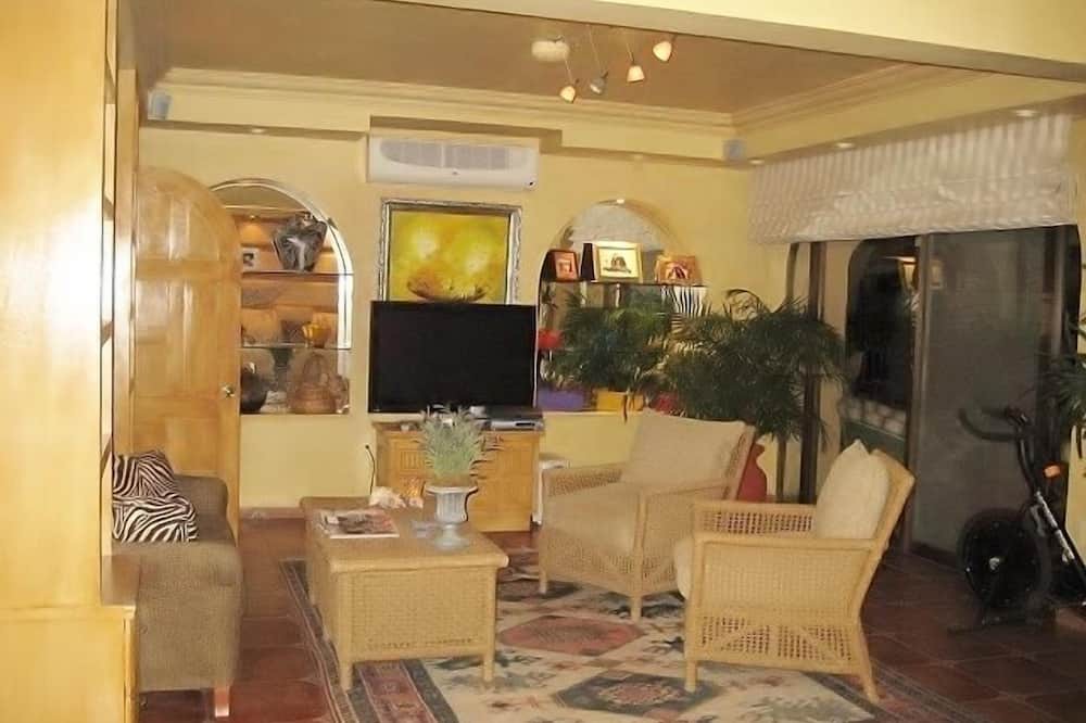 Photo of Livingroom in South Shore Hotel Area