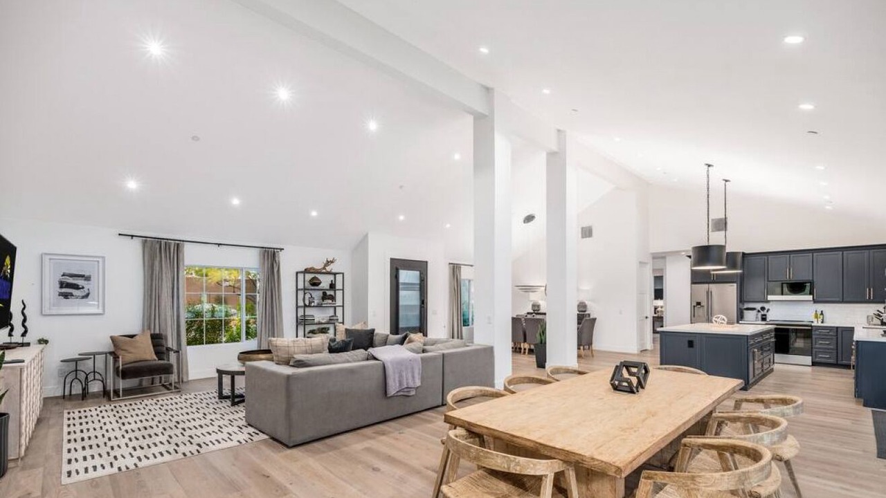 Photo of Livingroom in Thunderbird East