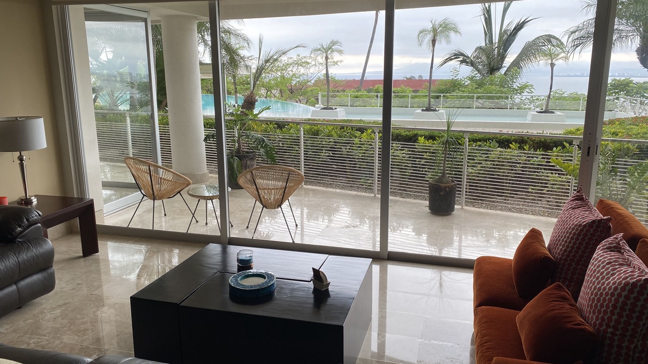 Photo of Livingroom in South Shore Hotel Area