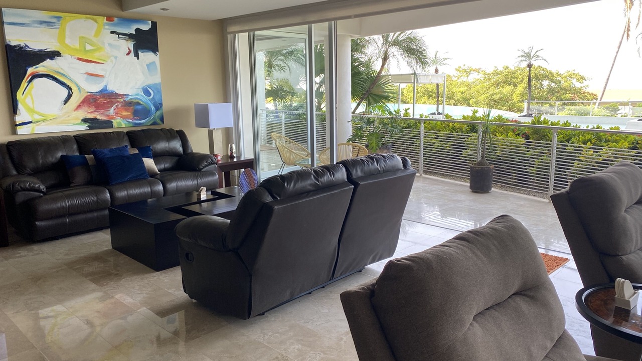 Photo of Livingroom in South Shore Hotel Area