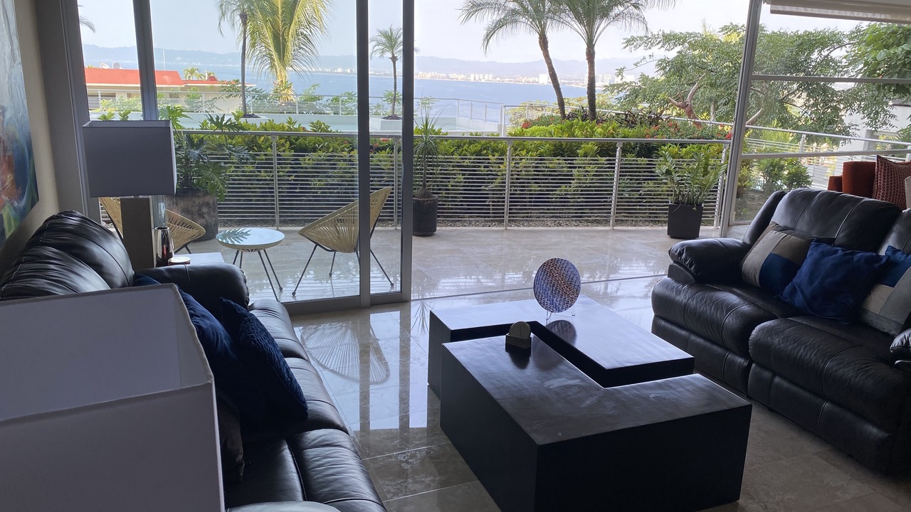 Photo of Livingroom in South Shore Hotel Area