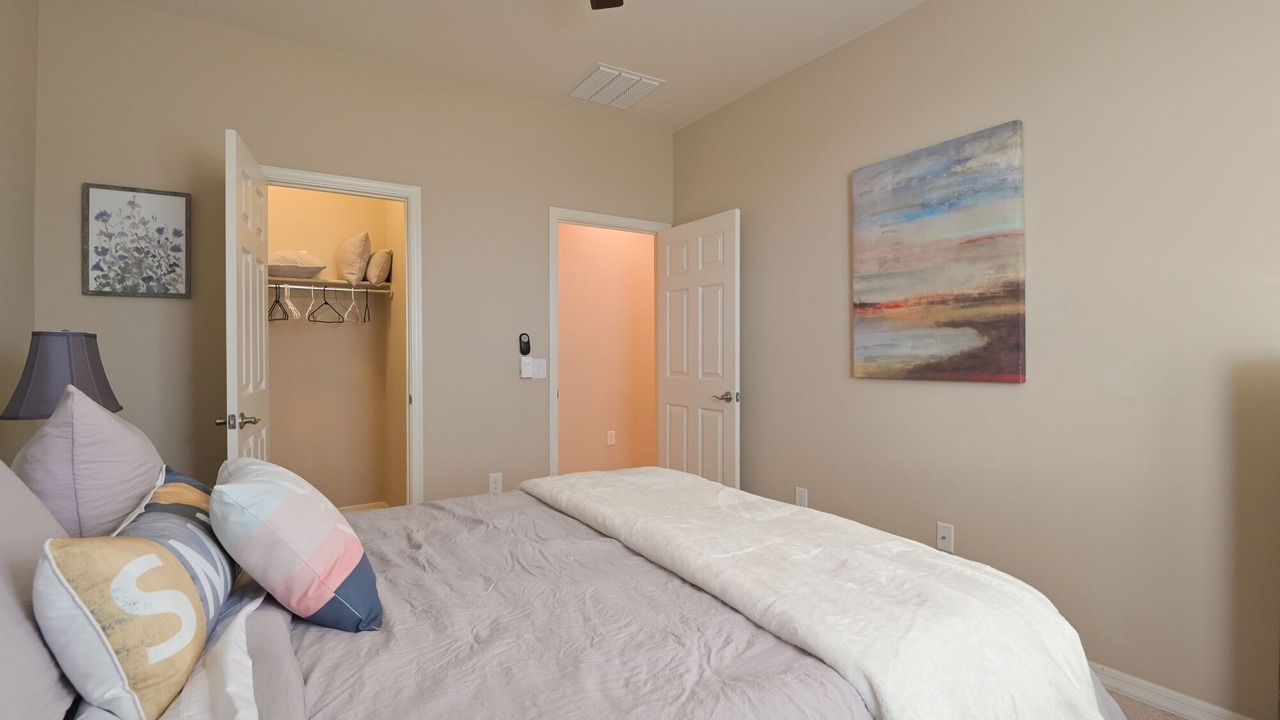 Photo of Bedroom in Oracle