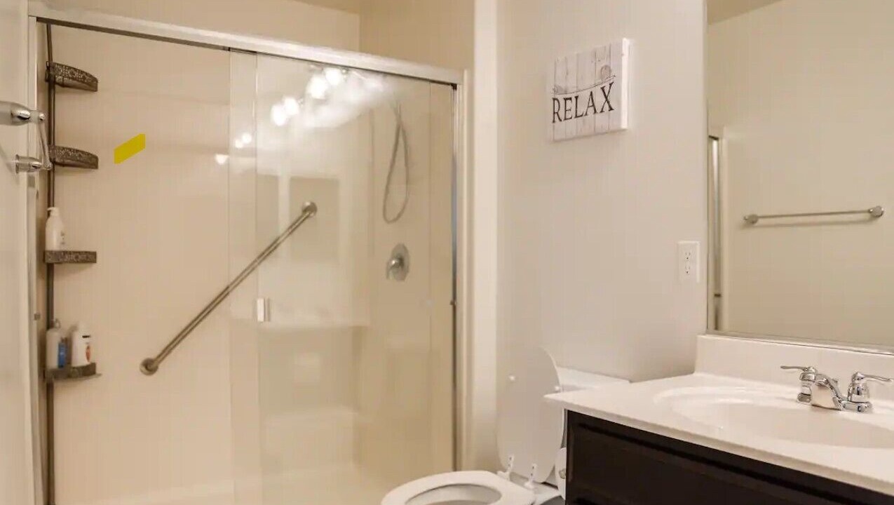 Photo of Bathroom in Groves Lincoln Park