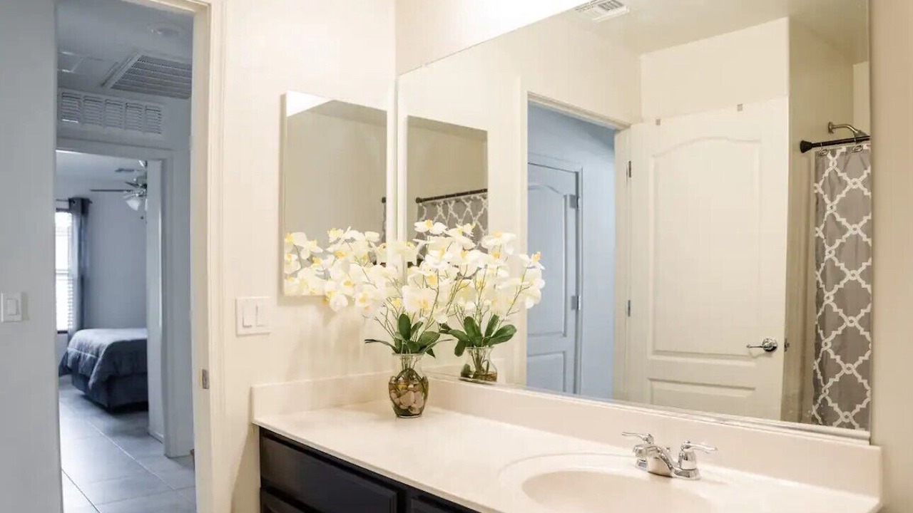Photo of Bathroom in Groves Lincoln Park