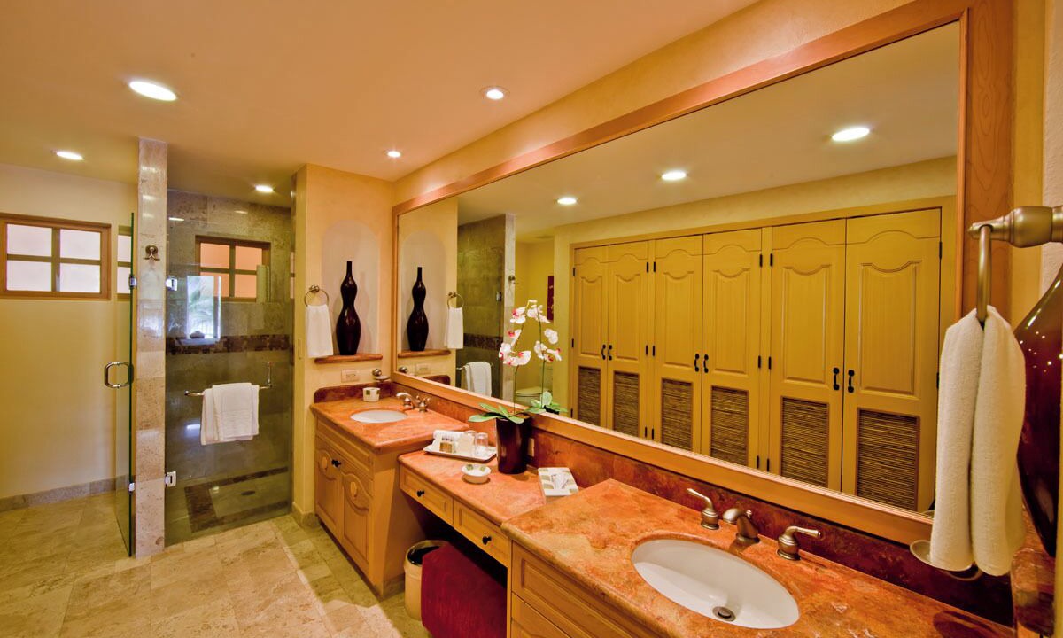 Photo of Bathroom in Flamingos
