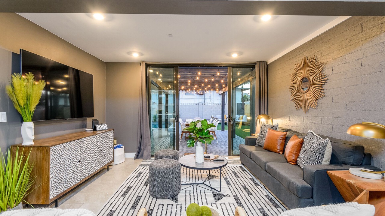 Photo of Livingroom in Entertainment District