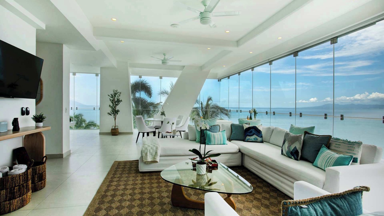 Photo of Livingroom in South Shore Hotel Area