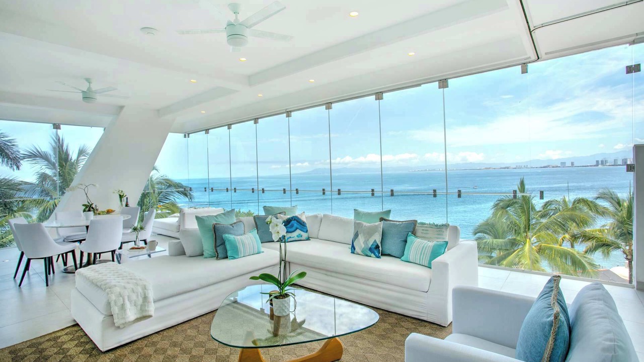 Photo of Livingroom in South Shore Hotel Area