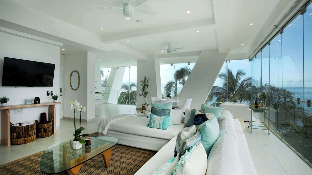 Photo of Livingroom in South Shore Hotel Area