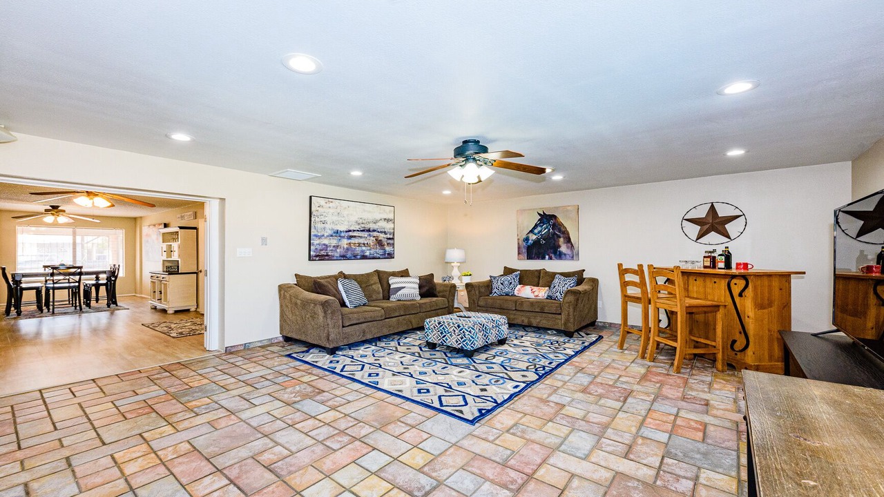 Photo of Livingroom in Groves Lincoln Park