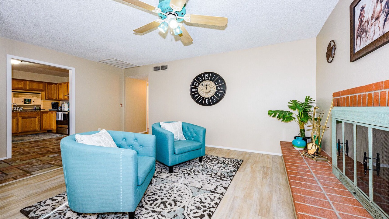 Photo of Livingroom in Groves Lincoln Park