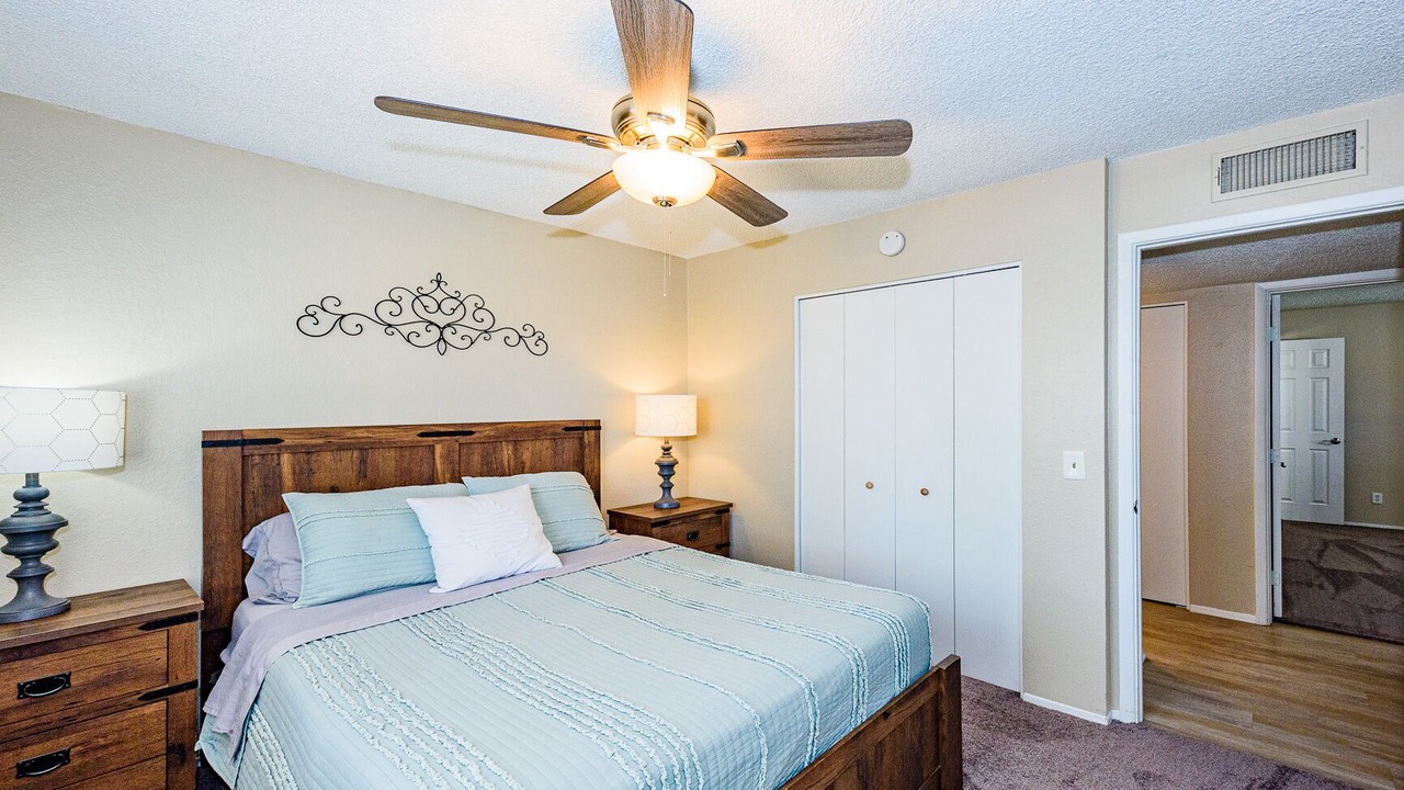 Photo of Bedroom in Groves Lincoln Park