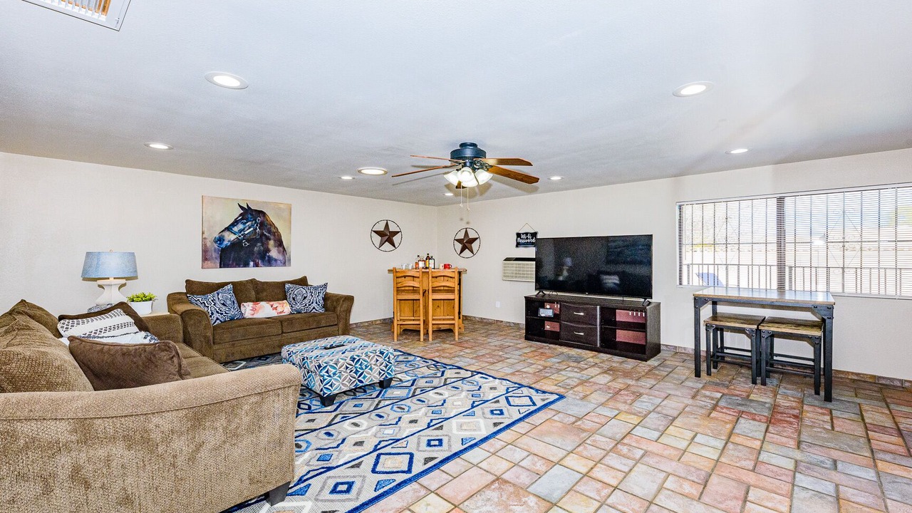 Photo of Livingroom in Groves Lincoln Park