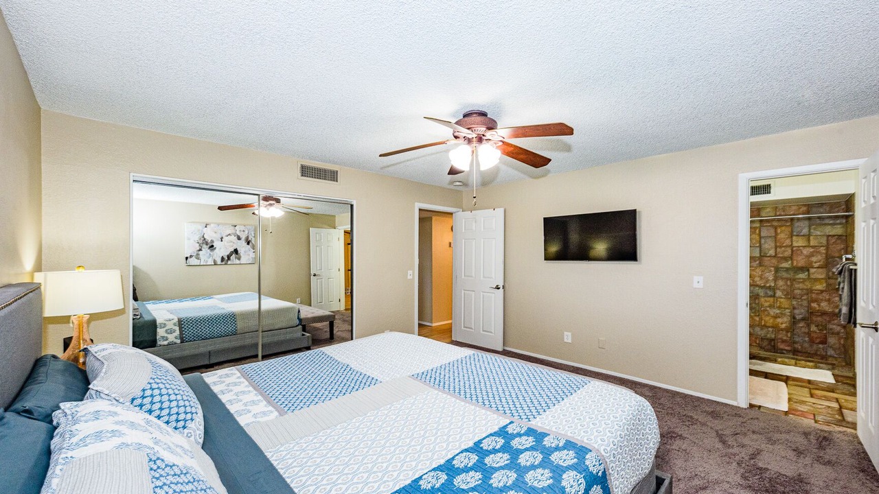 Photo of Bedroom in Groves Lincoln Park