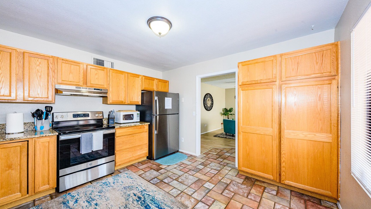 Photo of Kitchen in Groves Lincoln Park