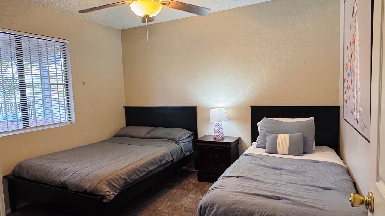 Photo of Bedroom in Groves Lincoln Park