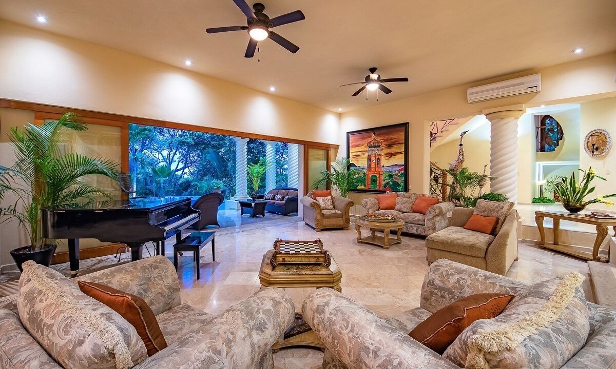 Photo of Livingroom in South Shore Hotel Area
