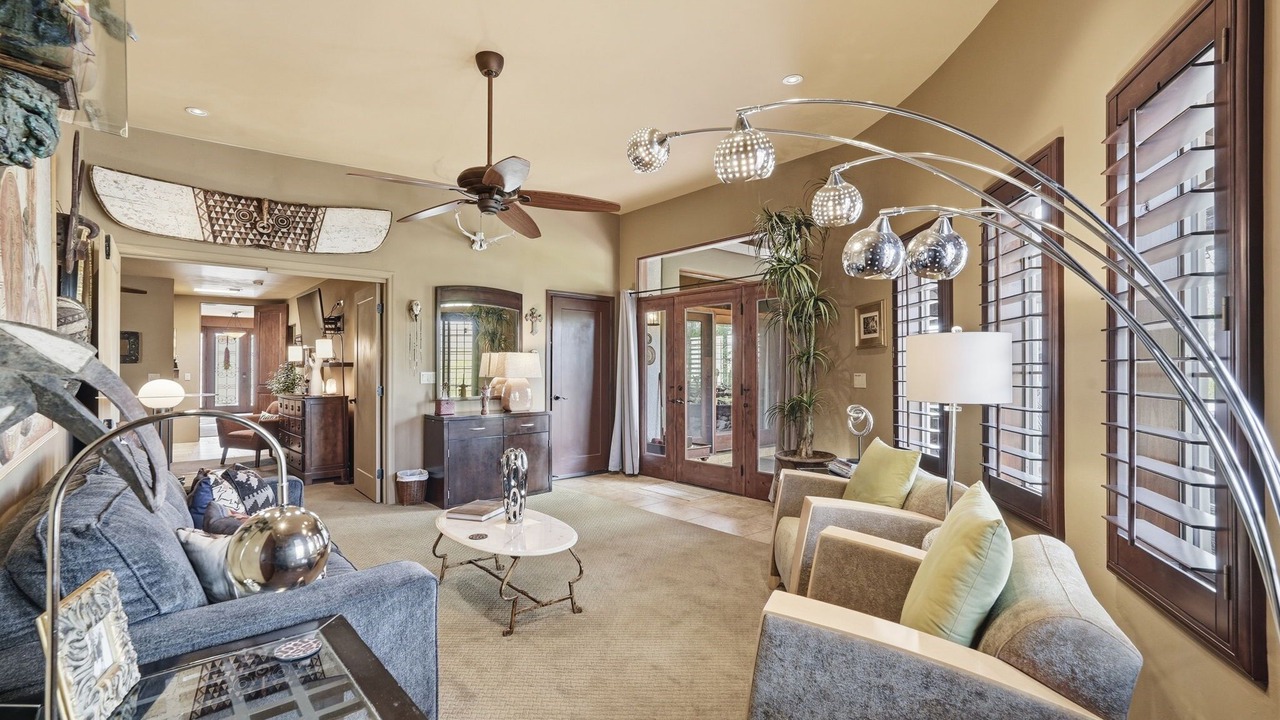 Photo of Livingroom in Summer Set