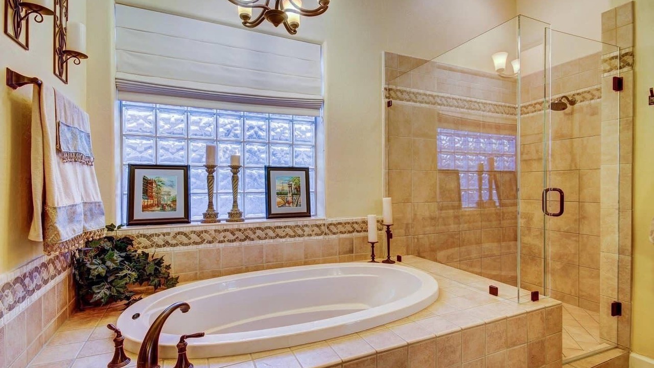 Photo of Bathroom in Pinnacle Reserve East