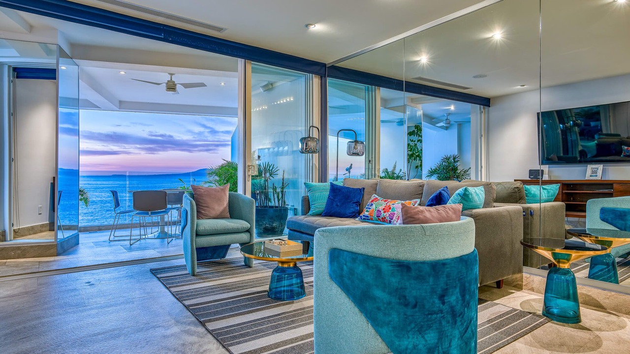 Photo of Livingroom in South Shore Hotel Area