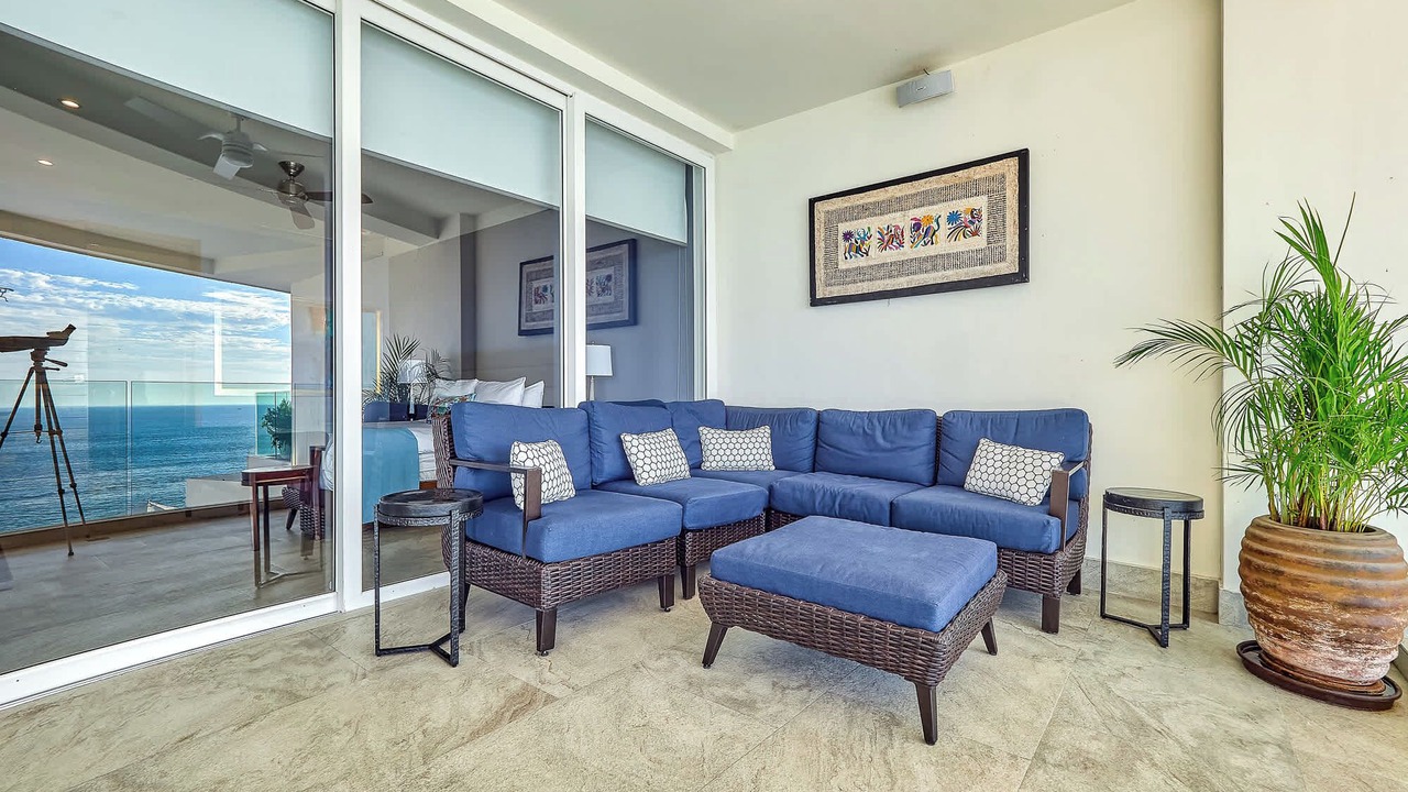 Photo of Livingroom in South Shore Hotel Area