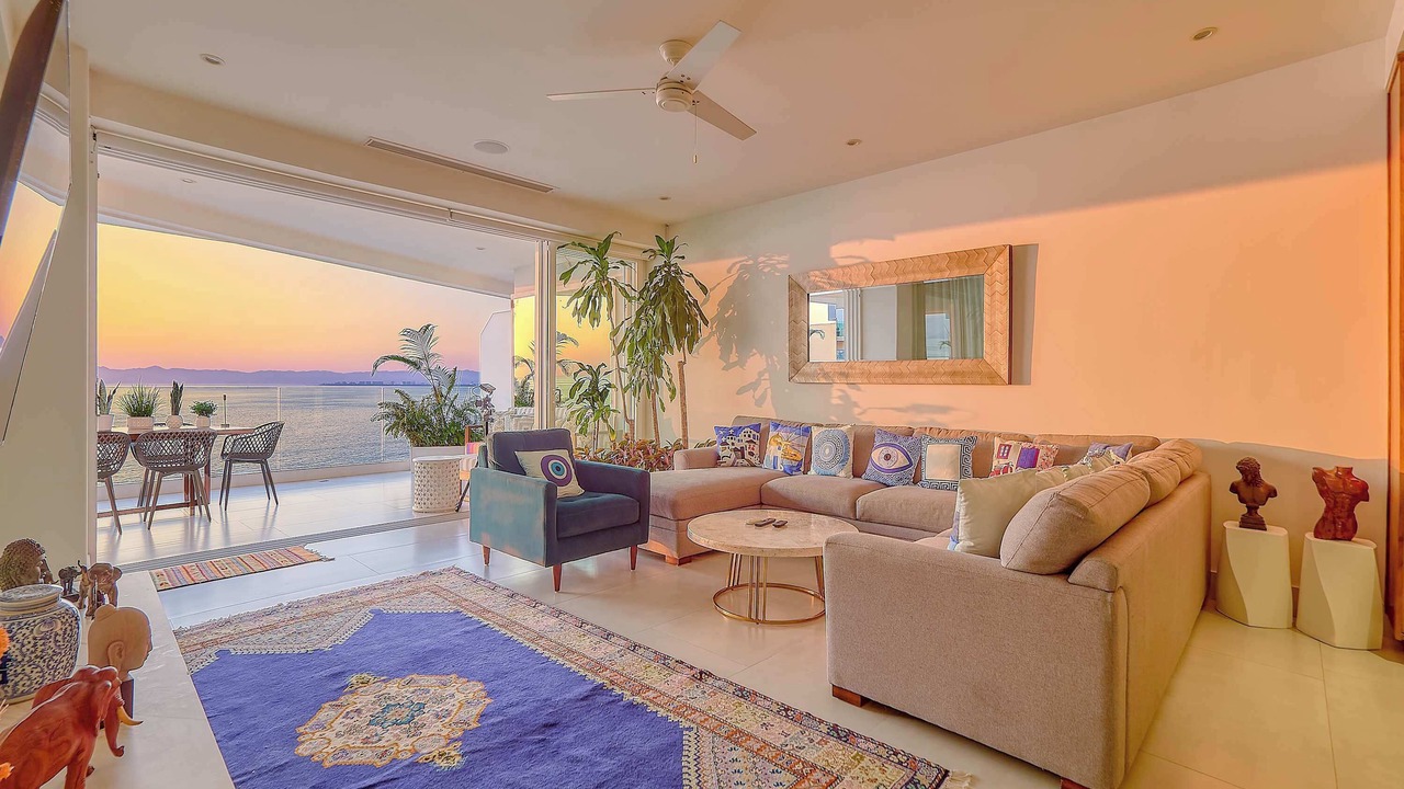 Photo of Livingroom in South Shore Hotel Area