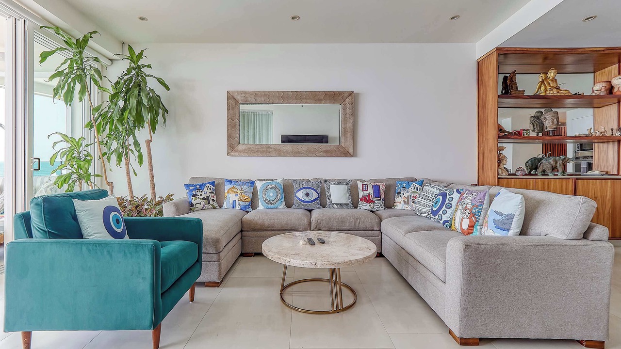 Photo of Livingroom in South Shore Hotel Area