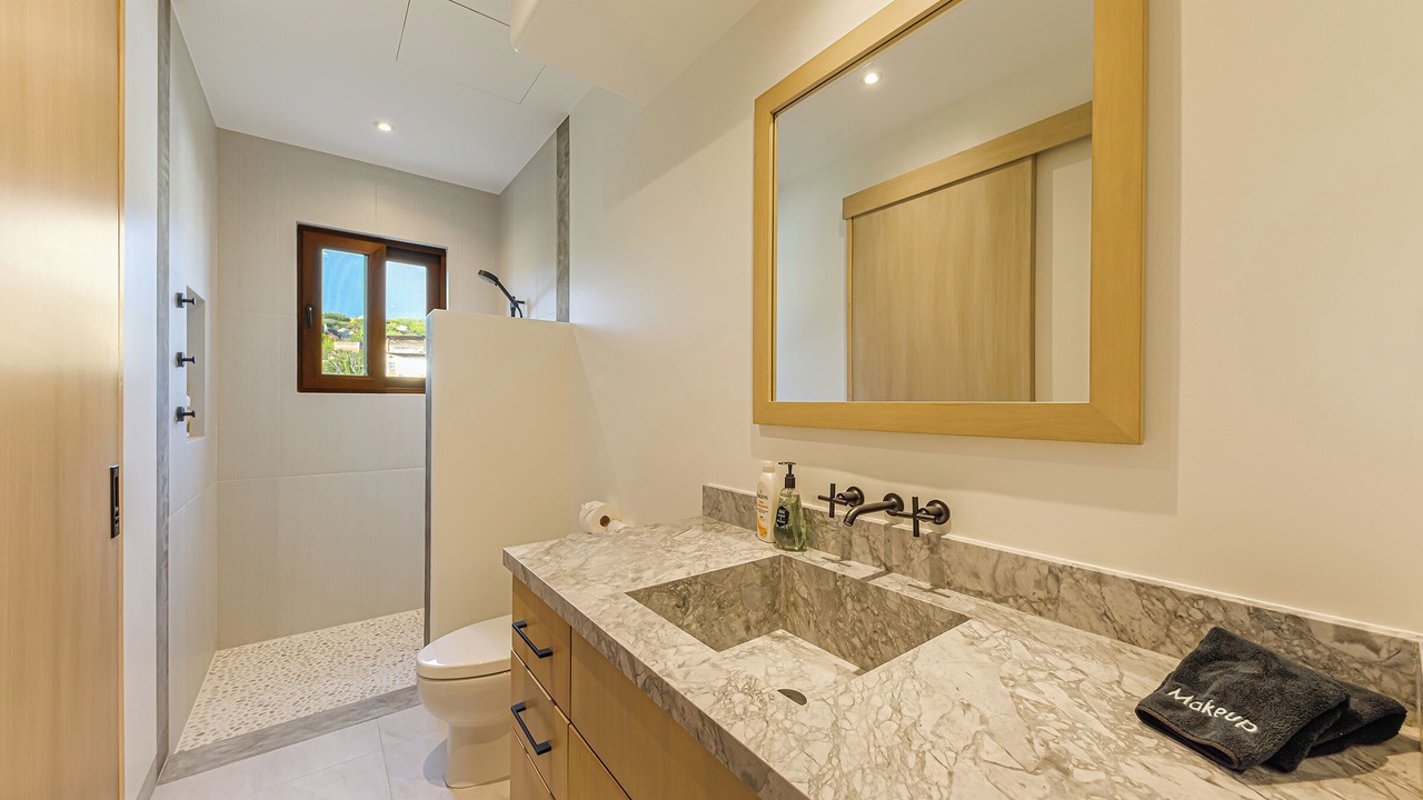 Photo of Bathroom in Buzzards
