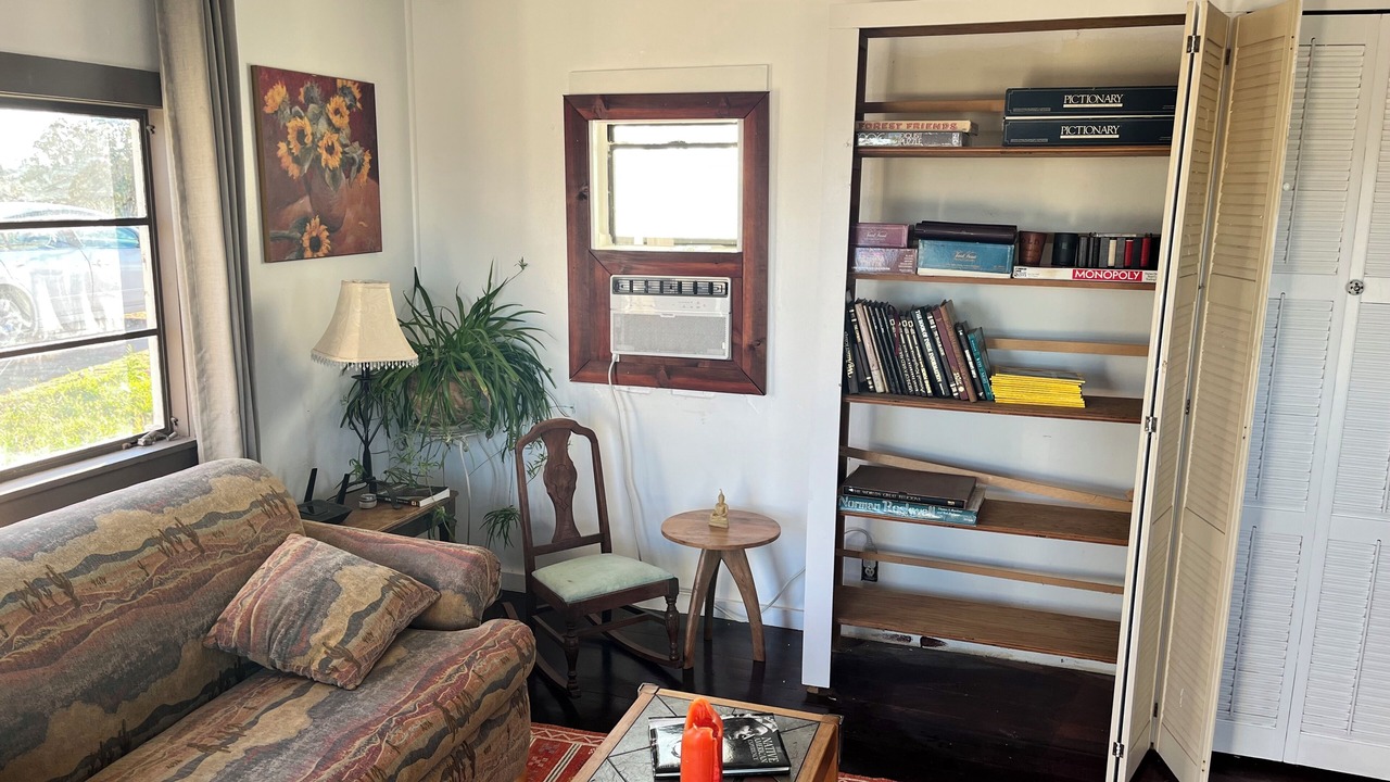 Photo of Livingroom in Oracle