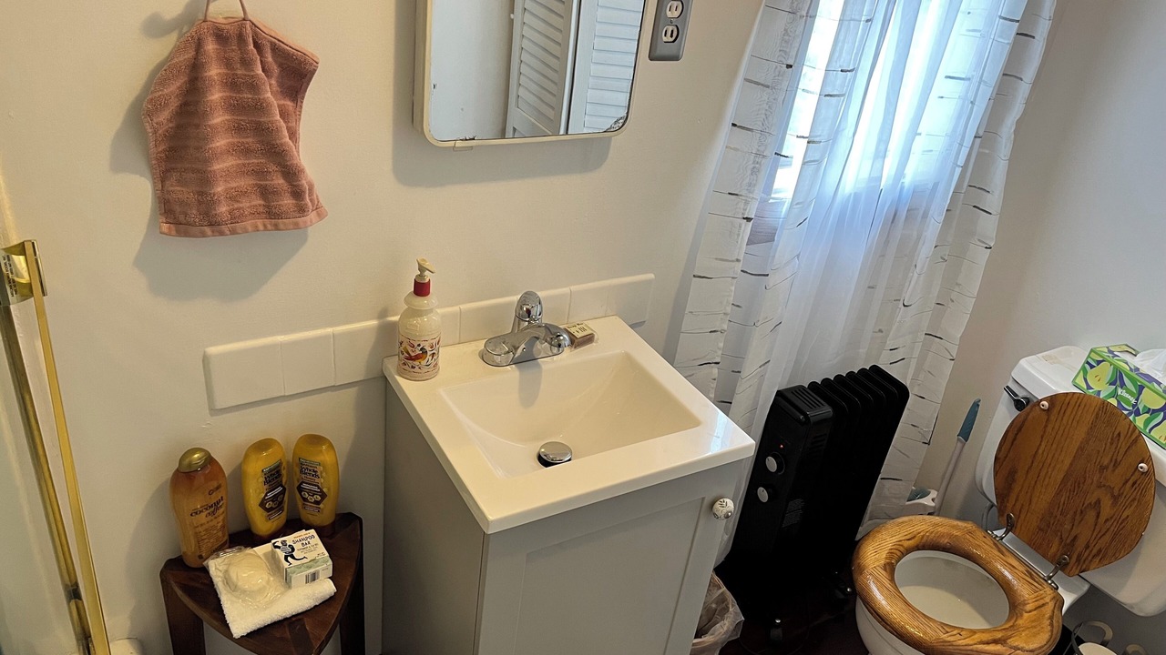 Photo of Bathroom in Oracle