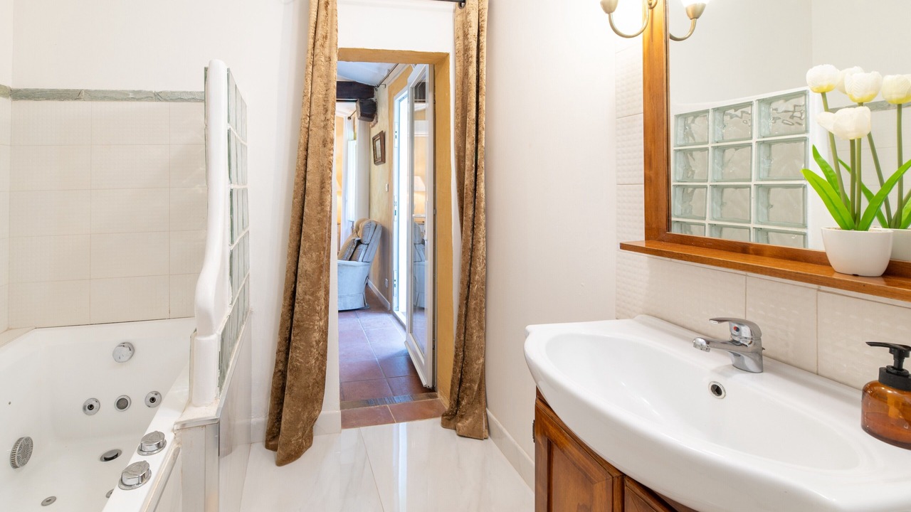 Photo of Bathroom in Oletta