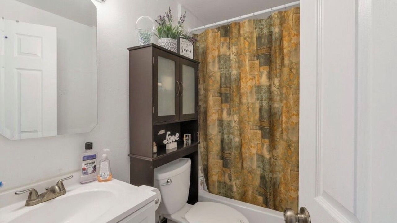 Photo of Bathroom in Groves Lincoln Park