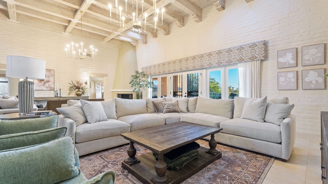 Photo of Livingroom in Carefree Fore